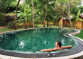 Sat Nam Village Hotel - Piscine à débordement