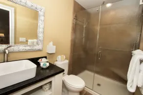 J Patrick Inn - Baño
