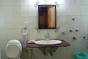 Central Hill Resort The Mall Road - Bathroom