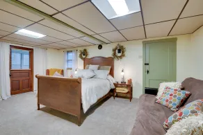 Home on Shared 10 Acres, On-site Trail Access - Rom