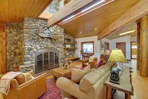 Sun Valley Log Home w/ Hot Tub & Mtn Views! - Innvendig