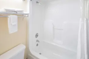 Days Inn by Wyndham Walterboro - Bathroom