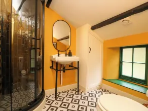 Josie - Bathroom