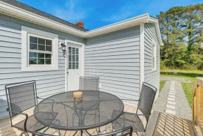 Peek-a-boo Water Views! Port Haywood Home w/ Yard - Interiør