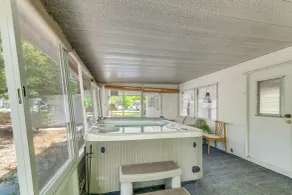 Bushnell Riverside Retreat w/ Hot Tub & Game Shed - Interiør
