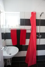 Sunset Apartments - Bathroom