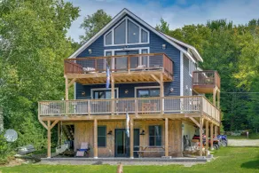 On Neal Pond! Spacious Group Retreat w/ Game Room - Interiör