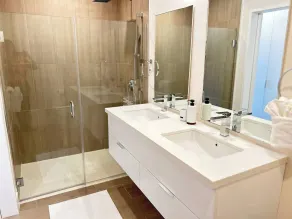 Apartamento vacacional con piscina, jardín y terraza | Vistas al jardín - Baño
