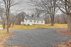 Cozy Campbell Hall Getaway w/ Porch! - Innenbereich