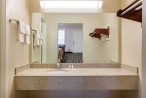 Super 8 by Wyndham Tyler TX - Salle de bain