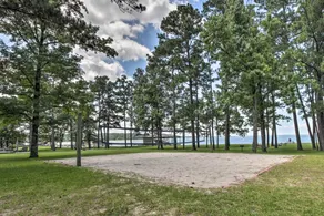 Coldspring Cottage < 1 Mi to Lake Livingston! - Interior