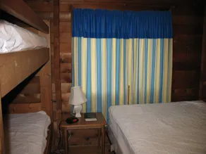 Forest Lake Camping Resort Lakefront Cabin 8 - Chambre