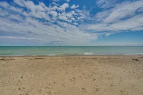 Walk to Beach! Lake Huron Getaway w/ Sunroom - Innvendig