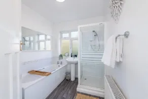 Charming 3-Bedroom Wolverhampton Home with Private Hot Tub - Badezimmer