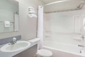 Super 8 by Wyndham Medicine Hat AB - Salle de bain