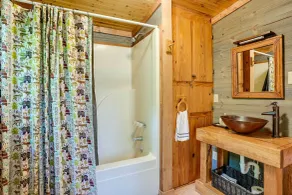 Cozy Georgia Abode w/ Deck, Fire Pit & Lake Access - Interiör