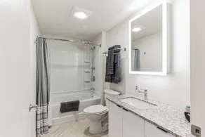 Sleek DT Cleveland Apt at City Club - Badrum