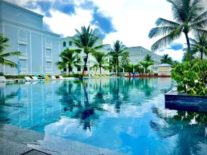 Golden Dragon Hotel - Piscina