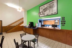 Super 8 by Wyndham Wayne - Lobby
