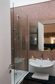 Ucciardhome Hotel - Bathroom