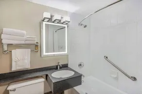 Days Inn by Wyndham Victoria On The Harbour - Salle de bain