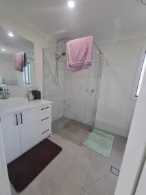 Modern 3 bed House in a Quiet Acreage - Banheiro