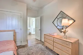 Luxe Lakefront Getaway w/ Porch + Water View! - Interiör