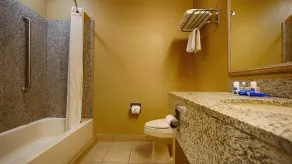 Best Western Plus Tulsa Woodland Hills Hotel and Suites - Salle de bain