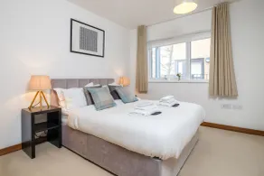 Tailored Stays - Cambridge City Duplex Apartments - Værelse