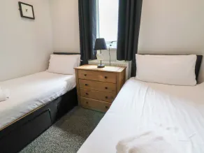 The Buck - Room