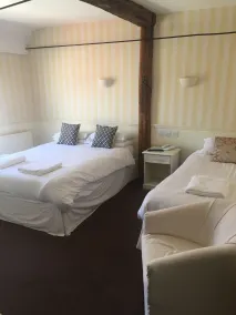 The Limes Bar and Hotel - Habitación