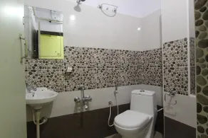 Hotel O V R Residency Near Sri Amruth Chithra Mandira - Badeværelse