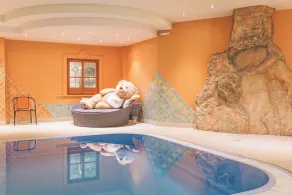 Family room, shower or bathtub - Piscina