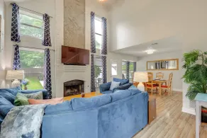 Hot Tub & Game Room: Spacious Live Oak Home! - Intérieur