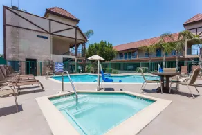 Howard Johnson by Wyndham Norco - Piscine