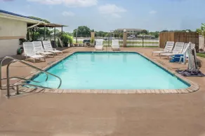 Super 8 by Wyndham San Marcos - Piscine