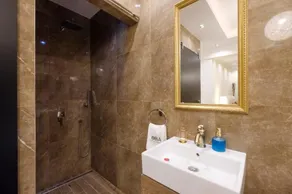Central Business Apartments Jacuzzi - Bathroom