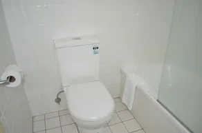 Airport Motel Brisbane - Bathroom