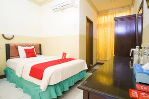 RedDoorz plus near Pelabuhan Bitung - Zimmer
