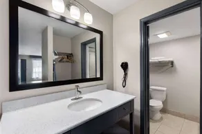 Days Inn by Wyndham Carlisle - Bathroom