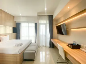 Good Deal and Elegant Studio Vasanta Innopark Apartment By Travelio - Room