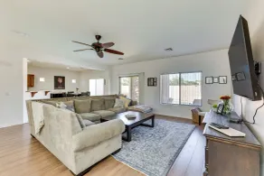 Spacious Surprise Home w/ Outdoor Pool + Game Room - Innvendig