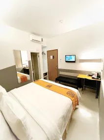 Avira Hotel Makassar - Room