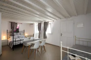 Lirous Studios - Room