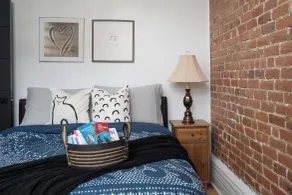 Downtown Luxe: Metro, King Bed, Parking, Sleeps 6 - Habitación