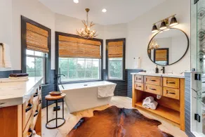 Modern Fischer House w/ Deck, Fire Pit & Hot Tub! - Interni