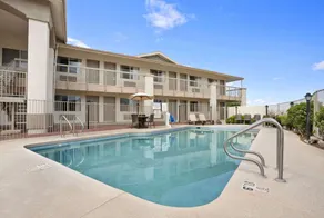 Days Inn by Wyndham Globe - Piscine