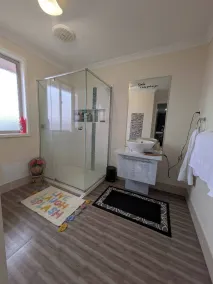 Cosy Spacious Hill Holiday Home - Bathroom