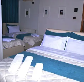 Hotel The First - Zimmer