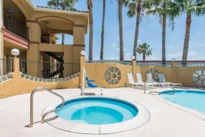 Super 8 by Wyndham Weslaco - Piscine